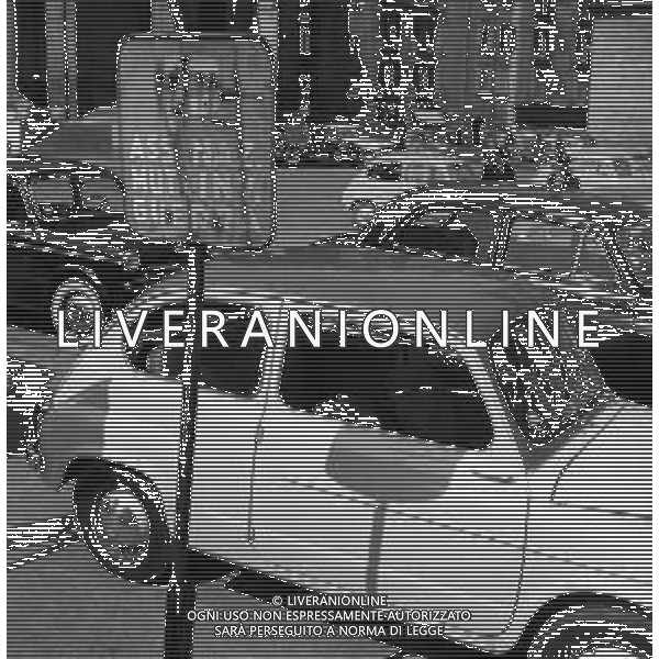TRAFFICO, AUTOMOBILI E PEDONI NEL CENTRO DELLA CITTA\' DI NAPOLI NEGLI ANNI \'60 - RETROSPETTIVA ©ARCHIVIO / AGENZIA ALDO LIVERANI SAS