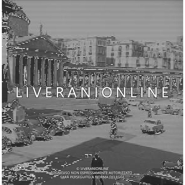 TRAFFICO, AUTOMOBILI E PEDONI NEL CENTRO DELLA CITTA\' DI NAPOLI NEGLI ANNI \'60 - RETROSPETTIVA ©ARCHIVIO / AGENZIA ALDO LIVERANI SAS