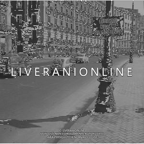 TRAFFICO, AUTOMOBILI E PEDONI NEL CENTRO DELLA CITTA\' DI NAPOLI NEGLI ANNI \'60 - RETROSPETTIVA ©ARCHIVIO / AGENZIA ALDO LIVERANI SAS