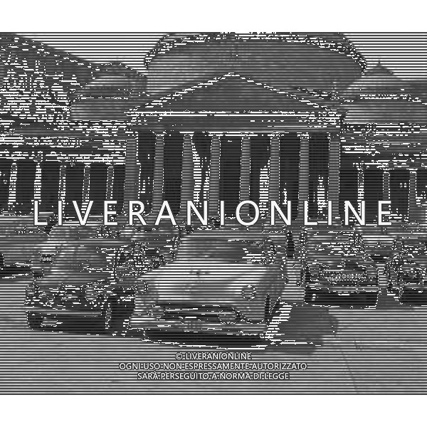 TRAFFICO, AUTOMOBILI E PEDONI NEL CENTRO DELLA CITTA\' DI NAPOLI NEGLI ANNI \'60 - RETROSPETTIVA ©ARCHIVIO / AGENZIA ALDO LIVERANI SAS