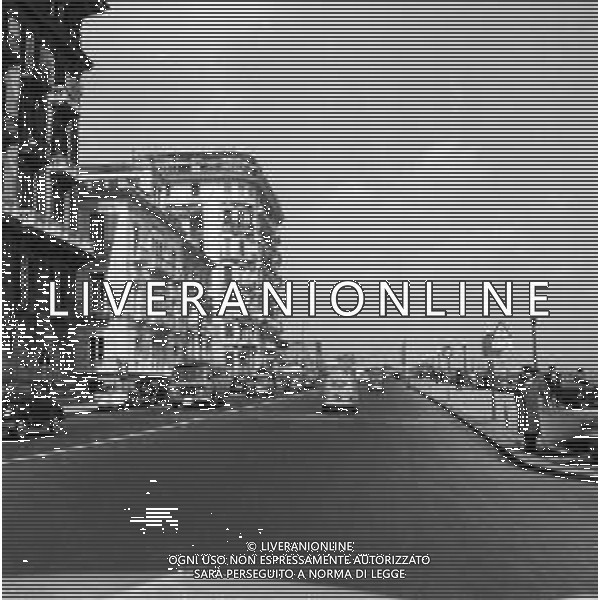 TRAFFICO, AUTOMOBILI E PEDONI NEL CENTRO DELLA CITTA\' DI NAPOLI NEGLI ANNI \'60 - RETROSPETTIVA ©ARCHIVIO / AGENZIA ALDO LIVERANI SAS