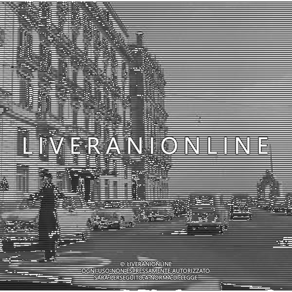 TRAFFICO, AUTOMOBILI E PEDONI NEL CENTRO DELLA CITTA\' DI NAPOLI NEGLI ANNI \'60 - RETROSPETTIVA ©ARCHIVIO / AGENZIA ALDO LIVERANI SAS