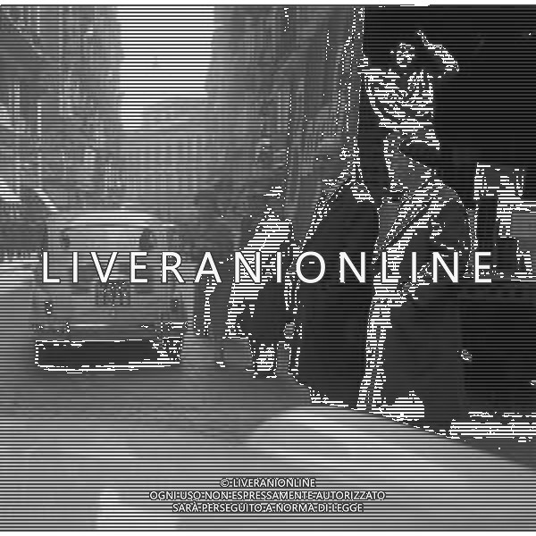 TRAFFICO, AUTOMOBILI E PEDONI NEL CENTRO DELLA CITTA\' DI NAPOLI NEGLI ANNI \'60 - RETROSPETTIVA ©ARCHIVIO / AGENZIA ALDO LIVERANI SAS