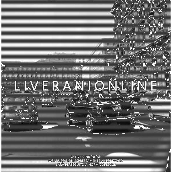TRAFFICO, AUTOMOBILI E PEDONI NEL CENTRO DELLA CITTA\' DI NAPOLI NEGLI ANNI \'60 - RETROSPETTIVA ©ARCHIVIO / AGENZIA ALDO LIVERANI SAS