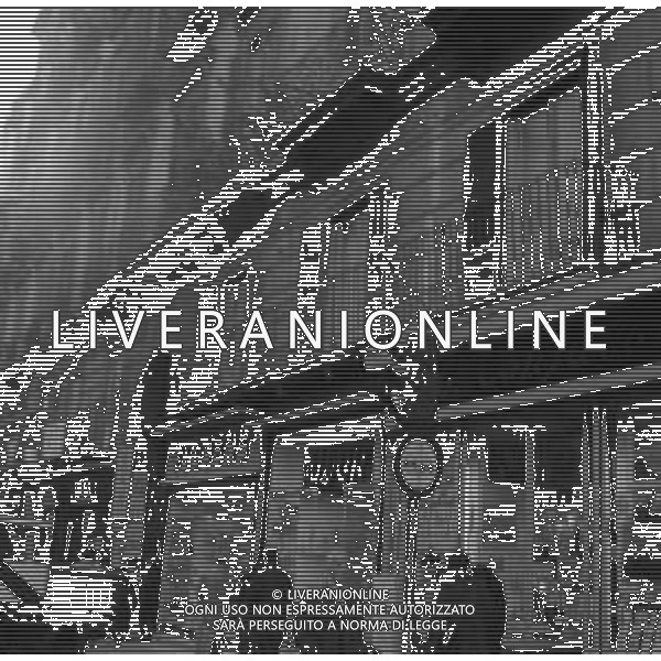 TRAFFICO, AUTOMOBILI E PEDONI NEL CENTRO DELLA CITTA\' DI NAPOLI NEGLI ANNI \'60 - RETROSPETTIVA ©ARCHIVIO / AGENZIA ALDO LIVERANI SAS
