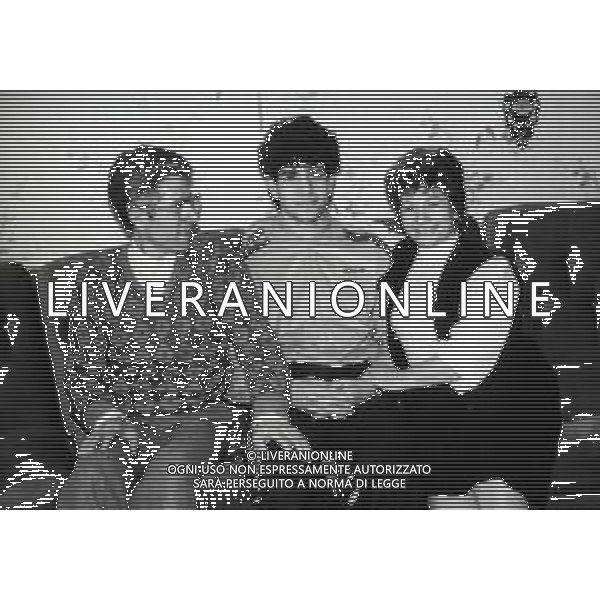 RETROSPETTIVA VINCENZO SCIFO CALCIATORE NELLA FOTO VINCENZO SCIFO COI GENITORI AG ALDO LIVERANI SAS