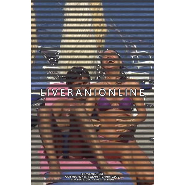 JENNY TAMBURI, attrice italiana - RETROSPETTIVA nella foto in spiaggia al mare nel 1985 con Lando Buzzanca © ARCHIVIO / AGENZIA ALDO LIVERANI SAS