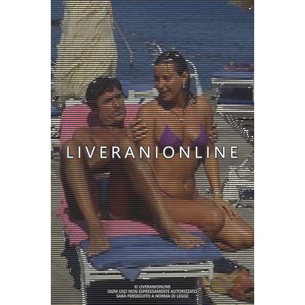 JENNY TAMBURI, attrice italiana - RETROSPETTIVA nella foto in spiaggia al mare nel 1985 con Lando Buzzanca © ARCHIVIO / AGENZIA ALDO LIVERANI SAS