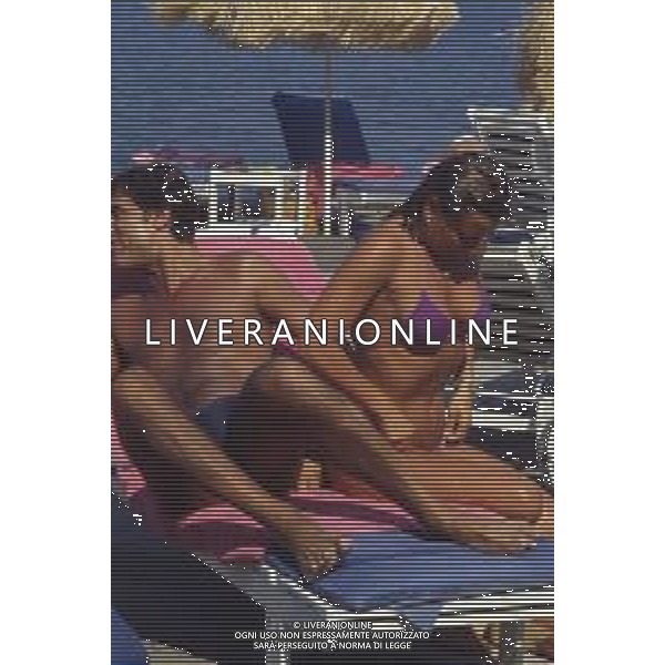 JENNY TAMBURI, attrice italiana - RETROSPETTIVA nella foto in spiaggia al mare nel 1985 con Lando Buzzanca © ARCHIVIO / AGENZIA ALDO LIVERANI SAS