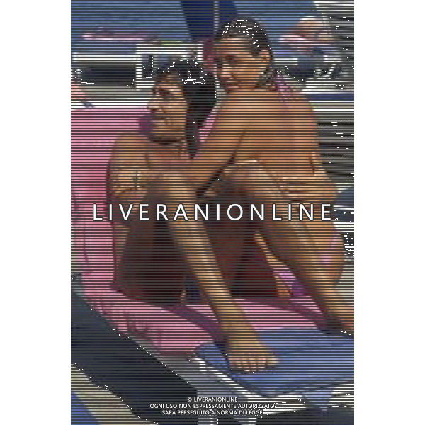 JENNY TAMBURI, attrice italiana - RETROSPETTIVA nella foto in spiaggia al mare nel 1985 con Lando Buzzanca © ARCHIVIO / AGENZIA ALDO LIVERANI SAS