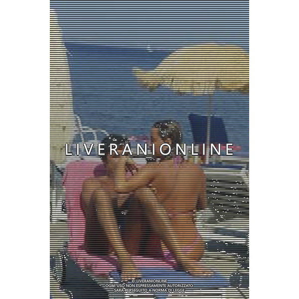 JENNY TAMBURI, attrice italiana - RETROSPETTIVA nella foto in spiaggia al mare nel 1985 con Lando Buzzanca © ARCHIVIO / AGENZIA ALDO LIVERANI SAS