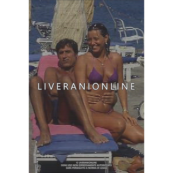 JENNY TAMBURI, attrice italiana - RETROSPETTIVA nella foto in spiaggia al mare nel 1985 con Lando Buzzanca © ARCHIVIO / AGENZIA ALDO LIVERANI SAS