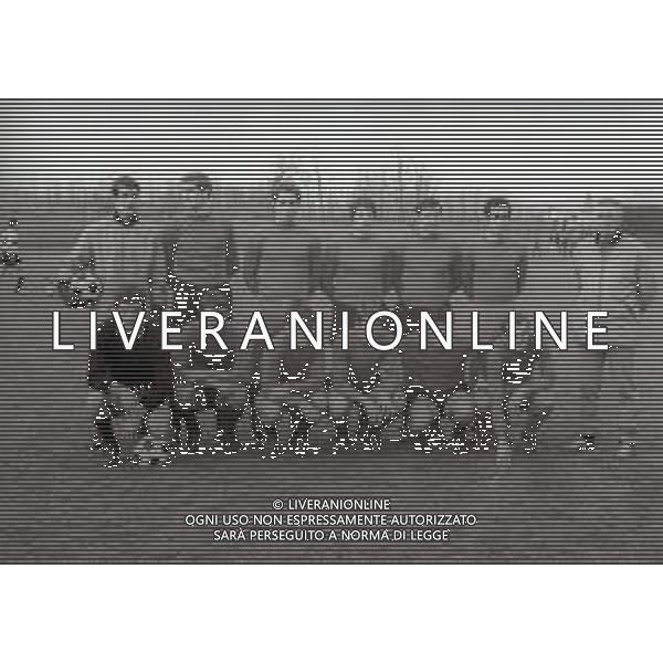 1969 NAZIONALE ITALIANA CALCIO NELLA FOTO FORMAZIONE IN ALLENAMENTO CON FERRUCCIO VALCAREGGI AG ALDO LIVERANI SAS