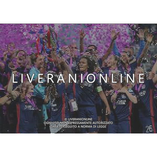 UEFA Woman\'s Champions League 2017/2018 Finale Kiev (Ucraina) - 24.05.2018 Wolfsburg-Olympique Lione Nella Foto:Wendie Renard insieme alle giocatrici del Lione alza la coppa /Ph.Vitez-Ag. Aldo Liverani
