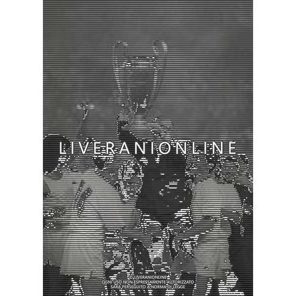 23 MAGGIO 1990 STADIO PRATER DI VIENNA FINALE DI COPPA CAMPIONI MILAN BENFICA 1-0 NELLA FOTO SILVIO BERLUSCONI CON LA COPPA DEI CAMPIONI AG ALDO LIVERANI SAS