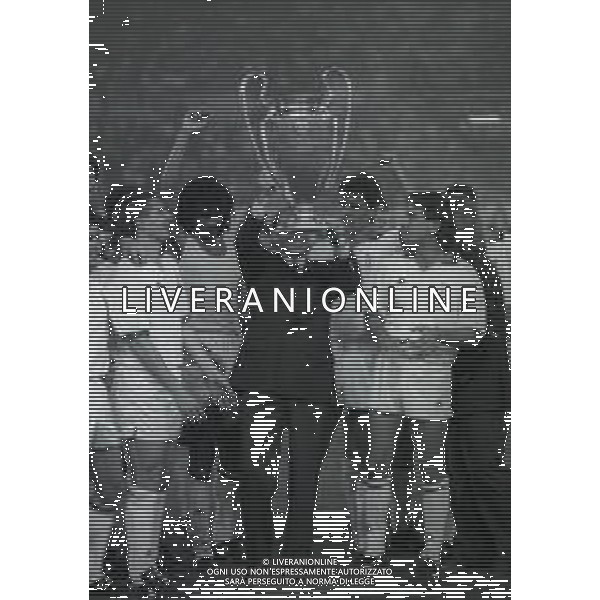 23 MAGGIO 1990 STADIO PRATER DI VIENNA FINALE DI COPPA CAMPIONI MILAN BENFICA 1-0 NELLA FOTO SILVIO BERLUSCONI CON LA COPPA DEI CAMPIONI AG ALDO LIVERANI SAS