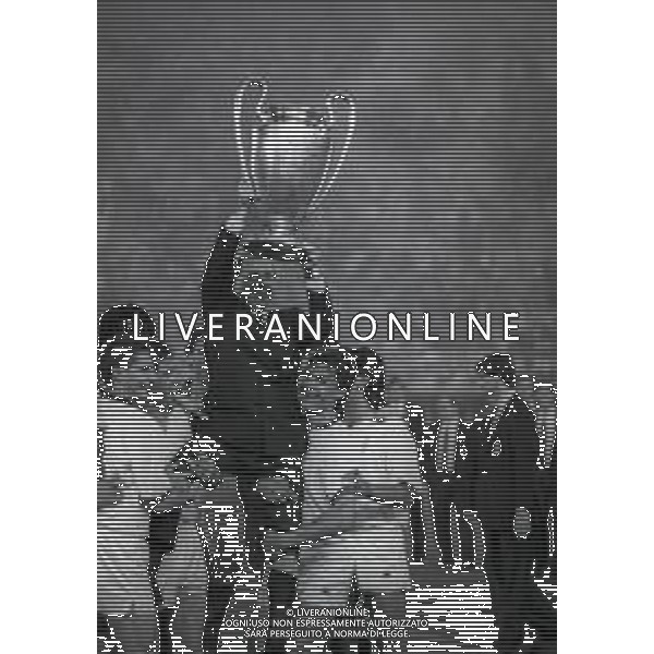 23 MAGGIO 1990 STADIO PRATER DI VIENNA FINALE DI COPPA CAMPIONI MILAN BENFICA 1-0 NELLA FOTO SILVIO BERLUSCONI CON LA COPPA DEI CAMPIONI AG ALDO LIVERANI SAS