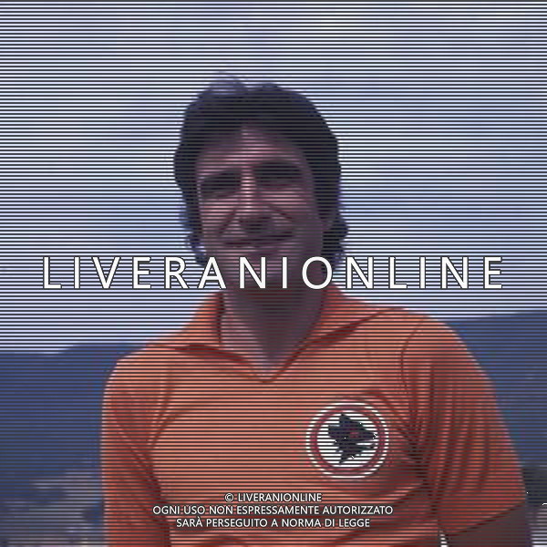 RETROSPETTIVA SERGIO SANTARINI CALCIATORE E ALLENATORE NELLA FOTO SERGIO SANTARINI CON LA MAGLIA DELLA ROMA AG ALDO LIVERANI SAS