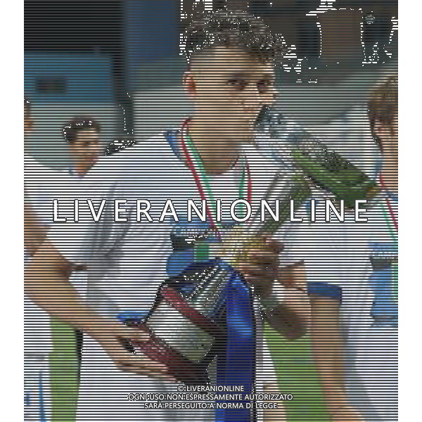 Fase Finale Campionato Primavera TIM 2017/2018 Trofeo Giacinto Facchetti Finale Reggio Emilia - 09.06.2018 Fiorentina-Inter Nella Foto:davide bettella con la coppa /Ph.Vitez-Ag. Aldo Liverani