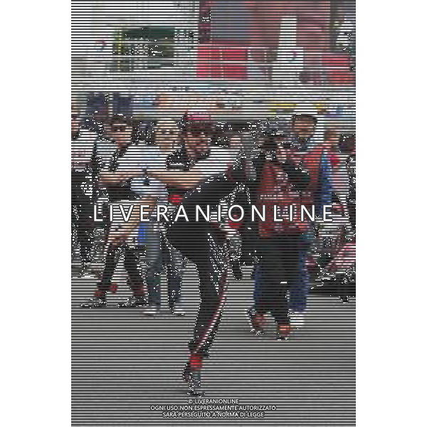 Fernando Alonso (ESP) Toyota Gazoo Racing plays football on the grid. 16-17.06.2018. FIA World Endurance Championship, Le Mans 24 Hours, Race, Le Mans, France. AG ALDO LIVERANI SAS-ONLY ITALY