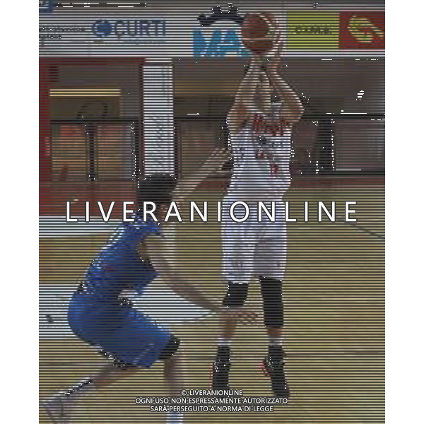 Robert Fultz nuovo giocatore dell\'andrea costa basket imola nella maglia del roseto in difesa contro patricio prato andrea costa basket in stagione 2016/2017 giocata a imola ©SANNA / AGENZIA ALDO LIVERANI SAS