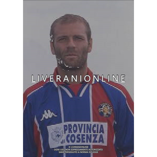 RETROSPETTIVA LUCA ALTOMARE CALCIATORE NELLA FOTO LUCA ALTOMARE CON LA MAGLIA DEL COSENZA AG ALDO LIVERANI SAS