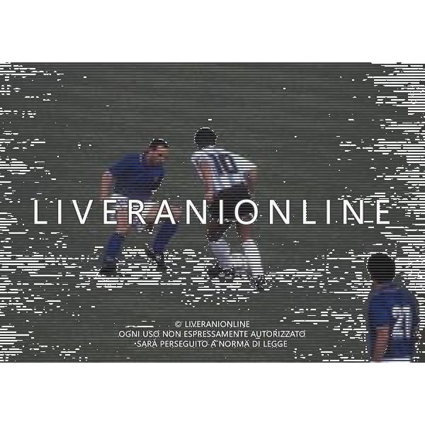 ITALIA - ARGENTINA 03.07.1990 Campionato mondiale di calcio, Coppa del Mondo FIFA ITALIA \'90 NELLA FOTO SALVATORE TOTO\' SCHILLACI CON DIEGO ARMANDO MARADONA ©ARCHIVIO / AGENZIA ALDO LIVERANI SAS