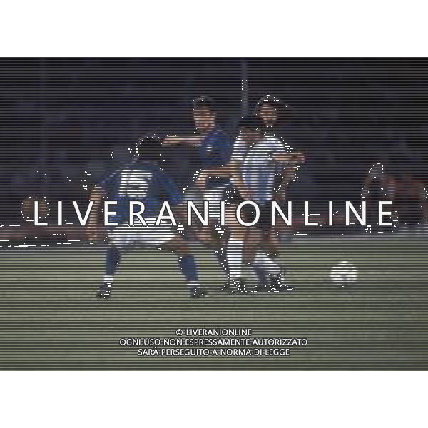 ITALIA - ARGENTINA 03.07.1990 Campionato mondiale di calcio, Coppa del Mondo FIFA ITALIA \'90 NELLA FOTO ALDO SERENA CON DIEGO ARMANDO MARADONA ©ARCHIVIO / AGENZIA ALDO LIVERANI SAS