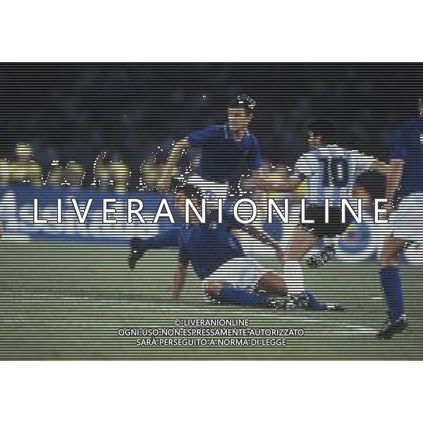 ITALIA - ARGENTINA 03.07.1990 Campionato mondiale di calcio, Coppa del Mondo FIFA ITALIA \'90 NELLA FOTO ALDO SERENA, RICCARDO FERRI CON DIEGO ARMANDO MARADONA ©ARCHIVIO / AGENZIA ALDO LIVERANI SAS