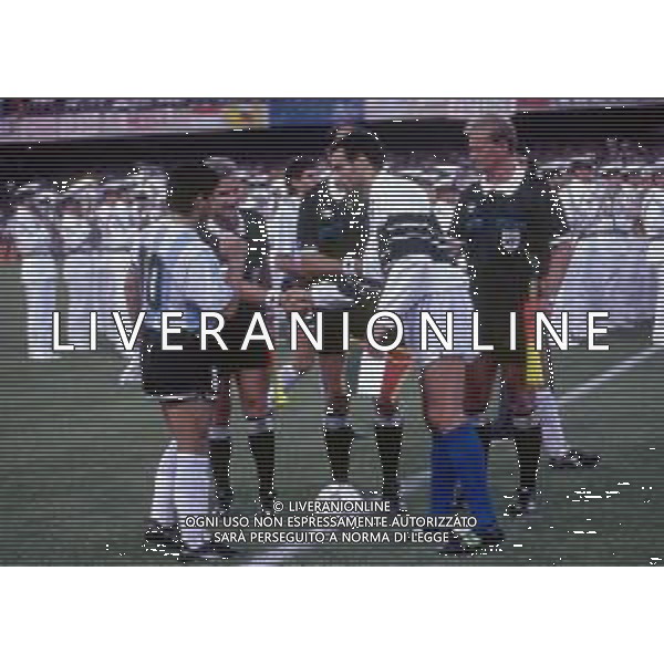 ITALIA - ARGENTINA 03.07.1990 Campionato mondiale di calcio, Coppa del Mondo FIFA ITALIA \'90 NELLA FOTO GIUSEPPE BERGOMI CON DIEGO ARMANDO MARADONA ©ARCHIVIO / AGENZIA ALDO LIVERANI SAS