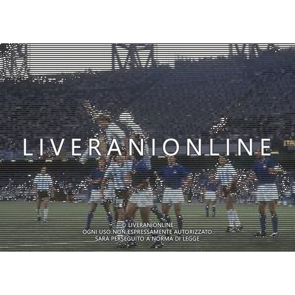 ITALIA - ARGENTINA 03.07.1990 Campionato mondiale di calcio, Coppa del Mondo FIFA ITALIA \'90 NELLA FOTO WALTER ZENGA IN PARATA SU CLAUDIO CANIGGIA ©ARCHIVIO / AGENZIA ALDO LIVERANI SAS