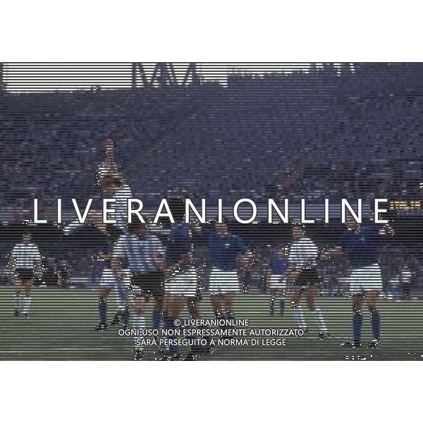 ITALIA - ARGENTINA 03.07.1990 Campionato mondiale di calcio, Coppa del Mondo FIFA ITALIA \'90 NELLA FOTO WALTER ZENGA E CLAUDIO CANIGGIA ©ARCHIVIO / AGENZIA ALDO LIVERANI SAS