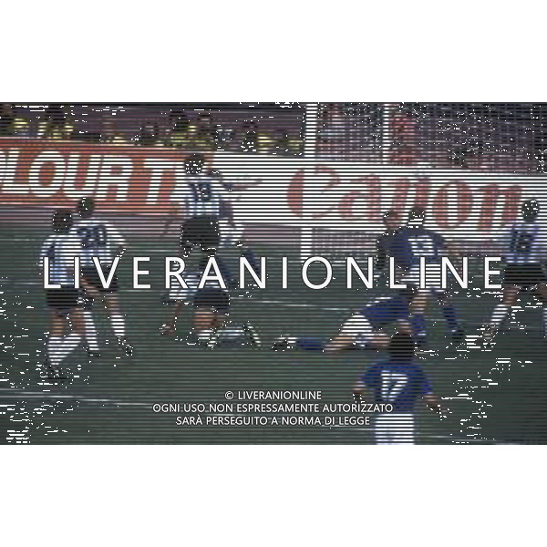 ITALIA - ARGENTINA 03.07.1990 Campionato mondiale di calcio, Coppa del Mondo FIFA ITALIA \'90 NELLA FOTO IL GOL DI SALVATORE TOTO\' SCHILLACI ©ARCHIVIO / AGENZIA ALDO LIVERANI SAS