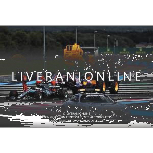 Lewis Hamilton (GBR) Mercedes AMG F1 W09 leads behind the FIA Safety Car. 24.06.2018. Formula 1 World Championship, Rd 8, French Grand Prix, Paul Ricard, France, Race Day. / AGENZIA ALDO LIVERANI SAS - ITALY ONLY EDITORIAL USE ONLY - F1 GP FRANCIA GARA 24.06.2018