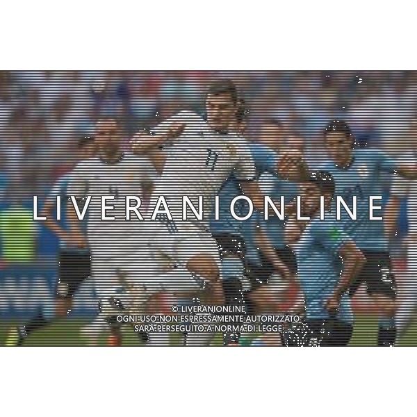 25.06.2018 SAMARA, SAMARA ARENA PILKA NOZNA (FOOTBALL) MISTRZOSTWA SWIATA ROSJA 2018 FIFA WORLD CUP RUSSIA 2018 URUGWAJ - ROSJA (URUGUAY-RUSSIA) NZ ROMAN ZOBNIN LUIS SUAREZ FOTO LUKASZ SKWIOT/CYFRASPORT / NEWSPIX.PL --- Newspix.pl AG ALDO LIVERANI SAS-ONLY ITALY