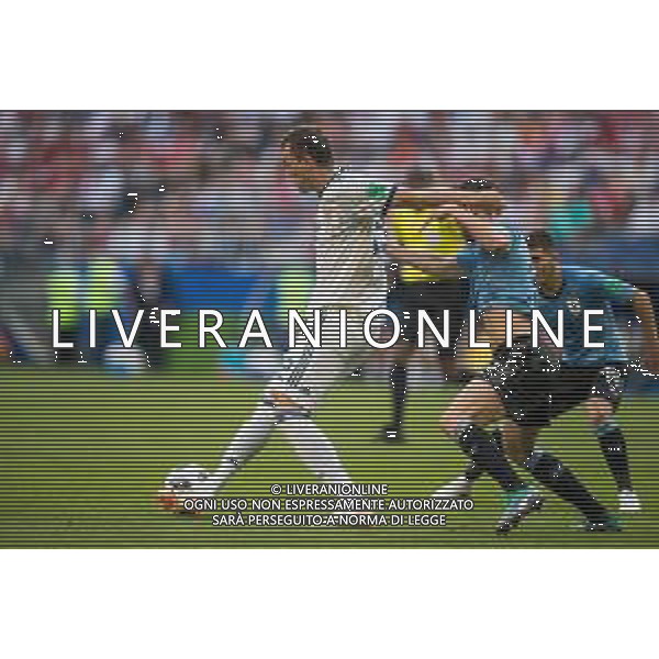 25.06.2018 SAMARA, SAMARA ARENA PILKA NOZNA (FOOTBALL) MISTRZOSTWA SWIATA ROSJA 2018 FIFA WORLD CUP RUSSIA 2018 URUGWAJ - ROSJA (URUGUAY-RUSSIA) NZ ARTEM DZYUBA DIEGO GODIN FOTO LUKASZ SKWIOT/CYFRASPORT / NEWSPIX.PL --- Newspix.pl AG ALDO LIVERANI SAS-ONLY ITALY