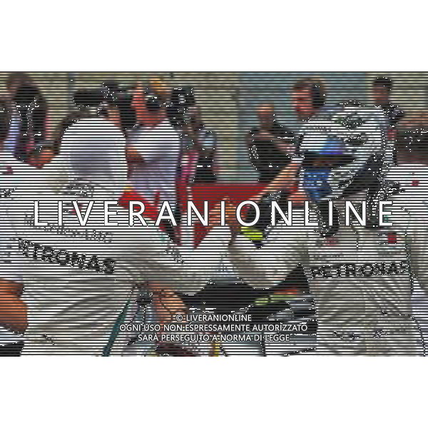(L to R): Lewis Hamilton (GBR) Mercedes AMG F1 congratulates team mate and pole sitter Valtteri Bottas (FIN) Mercedes AMG F1 in qualifying parc ferme. 30.06.2018. Formula 1 World Championship, Rd 9, Austrian Grand Prix, Spielberg, Austria, Qualifying Day. / AGENZIA ALDO LIVERANI SAS - ITALY ONLY EDITORIAL USE ONLY - F1 Gp Austria, Prove Ufficiali Qualifiche 30.06.2018