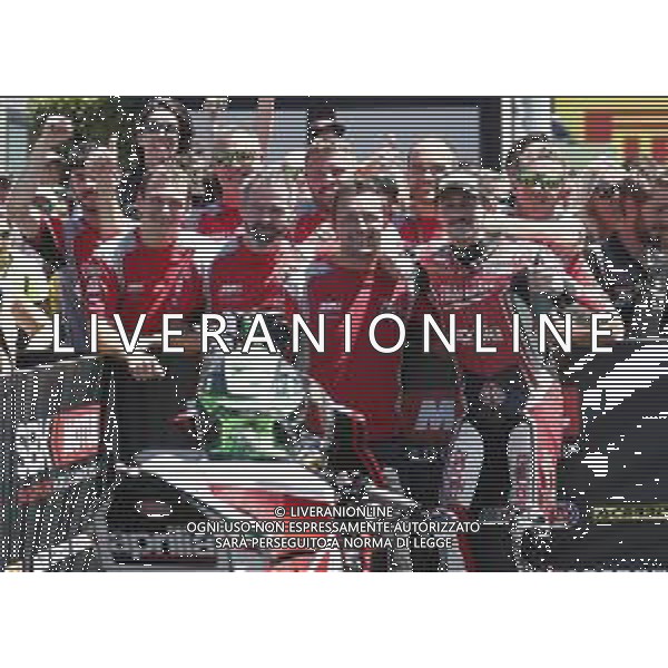 FIM World Superbike Championship Pirelli Riviera di Rimini Round Misano World Circuit Marco Simoncelli Gara 1 07/07/2018 nella foto: Eugene Laverty (Aprilia RSV RF) e il suo team ©Claudio Zamagni/Agenzia Aldo Liverani Eugene Laverty (Aprilia RSV RF) and his team during Race 1 FIM World Superbike Championship Pirelli Riviera di Rimini Round at Misano World Circuit Marco Simoncelli 07 July 2018 Photo Credit: Claudio Zamagni/Aldo Liverani Photo Agency