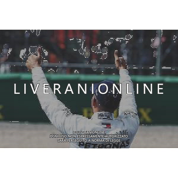 Lewis Hamilton (GBR) Mercedes AMG F1 celebrates his pole position in qualifying parc ferme. 07.07.2018. Formula 1 World Championship, Rd 10, British Grand Prix, Silverstone, England, Qualifying Day. / AGENZIA ALDO LIVERANI SAS - ITALY ONLY EDITORIAL USE ONLY - F1 GP INGHILTERRA GRAN BRETAGNA PROVE UFFICIALI QUALIFICHE 07.07.2018