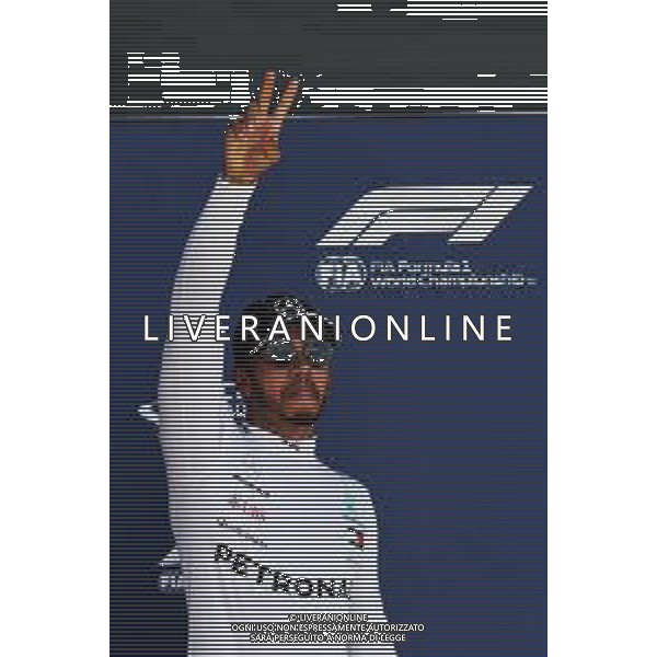 Lewis Hamilton (GBR) Mercedes AMG F1 celebrates his pole position in qualifying parc ferme. 07.07.2018. Formula 1 World Championship, Rd 10, British Grand Prix, Silverstone, England, Qualifying Day. / AGENZIA ALDO LIVERANI SAS - ITALY ONLY EDITORIAL USE ONLY - F1 GP INGHILTERRA GRAN BRETAGNA PROVE UFFICIALI QUALIFICHE 07.07.2018