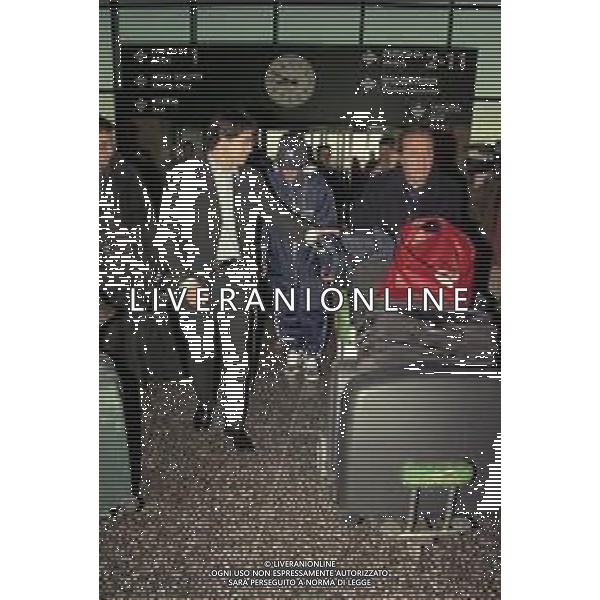 21-11-1998- AEROPORTO MALPENSA PRTENZA DI ALESSANDRO DEL PIERO PER L\'AMERICA DOPO L\'INFORTUNIO NELLA FOTO ALESSANDRO DEL PIERO CON CLAUDIO PASQUALIN AG ALDO LIVERANI SAS