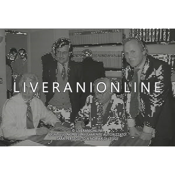 1996 MILANO STUDIO AVVOCATO LEANDRO CANTAMESSA ACCORDO DEL PASSAGGIO DI FAUSTO ASPRILLA DAL PARMA AL NEWCASTLE NELLA FOTO GIANBATTISTA PASTORELLO-AVVOCATO CANTAMESSA E I DIRIGENTI NEWCASTLE AG ALDO LIVERANI SAS