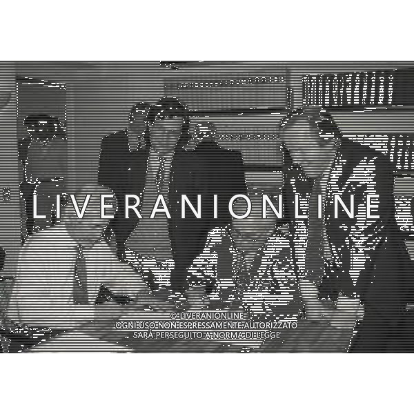 1996 MILANO STUDIO AVVOCATO LEANDRO CANTAMESSA ACCORDO DEL PASSAGGIO DI FAUSTO ASPRILLA DAL PARMA AL NEWCASTLE NELLA FOTO GIANBATTISTA PASTORELLO-AVVOCATO CANTAMESSA E I DIRIGENTI NEWCASTLE AG ALDO LIVERANI SAS