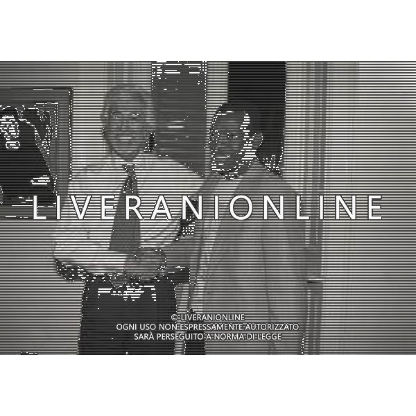 1996 MILANO STUDIO AVVOCATO LEANDRO CANTAMESSA ACCORDO DEL PASSAGGIO DI FAUSTO ASPRILLA DAL PARMA AL NEWCASTLE NELLA FOTO GIANBATTISTA PASTORELLO E FAUSTO ASPRILLA AG ALDO LIVERANI SAS