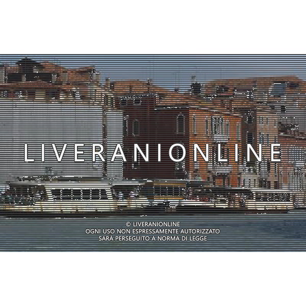 Venezia 2005 Vedute del canal Grande nella foto i vaporetti ph. Nicolo\' Zangirolami\ag. Aldo Liverani