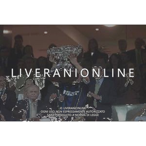 REAL MADRID - INTER TROFEO BERNABEU MADRID 14/08/2001 NELLA FOTO LAURENT BLANC SOLLEVA LA COPPA DEL TROFEO ©BAGNAI / AGENZIA ALDO LIVERANI