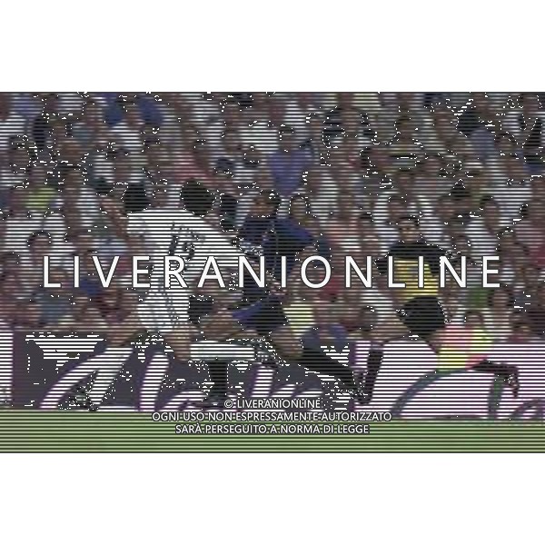 REAL MADRID - INTER TROFEO BERNABEU MADRID 14/08/2001 NELLA FOTO ADRIANO INSEGUITO DA IVAN CAMPO ©BAGNAI / AGENZIA ALDO LIVERANI