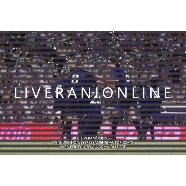 REAL MADRID - INTER TROFEO BERNABEU MADRID 14/08/2001 NELLA FOTO ESULTANZA GIOCATORI INTER DOPO IL GOL DI ADRIANO ©BAGNAI / AGENZIA ALDO LIVERANI