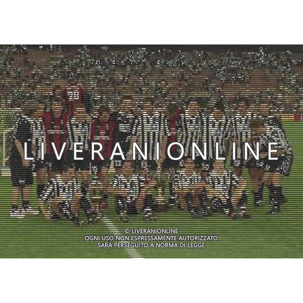 1999-2000 MILANO TROFEO LUIGI BERLUSCONI MILAN JUVENTUS NELLA FOTO LA FORMAZIONE DELLA JUVENTUS VINCE IL TROFEO LUIGI BERLUSCONI AG ALDO LIVERANI SAS