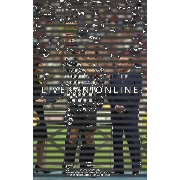 1999-2000 MILANO TROFEO LUIGI BERLUSCONI MILAN JUVENTUS NELLA FOTO ANTONIO CONTE PREMIATO CON IL TROFEO LUIGI BERLUSCONI AL SUO FIANCO SILVIO BERLUSCONI PRESIDENTE DEL MILAN AG ALDO LIVERANI SAS